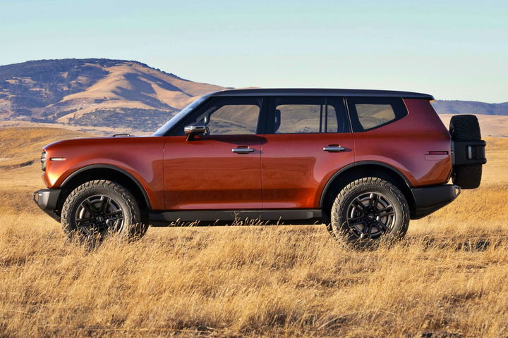 Perfil del nuevo Volkswagen Scout, reminiscencia al Rivian con líneas robustas y llantas imponentes.