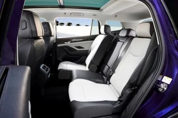 Vista lateral del interior del Volkswagen Tayron 2025, mostrando la configuración de asientos.