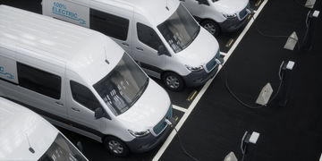 Concesionario de coches eléctricos visto desde arriba, destacando la transición energética en el sector.