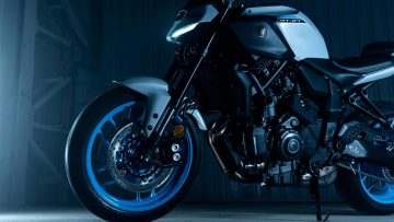 Nueva Yamaha MT-07 2025, estilo imponente y prestaciones robustas.