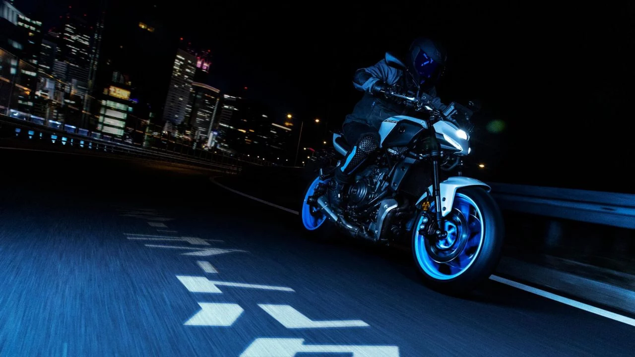 moto Yamaha MT-07 en acción nocturna, destacando su diseño dinámico