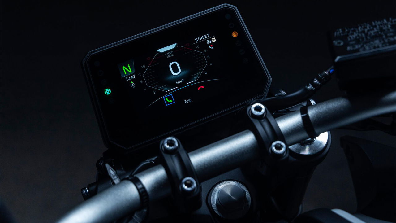 Vista detallada del cuadro de instrumentos de la Yamaha MT-07, moderno y funcional.