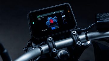 Pantalla digital de la Yamaha MT-07 que muestra información del motor y sistemas.