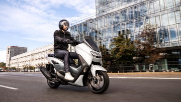 Yamaha NMAX 125 en acción, destacando su diseño ágil y urbano