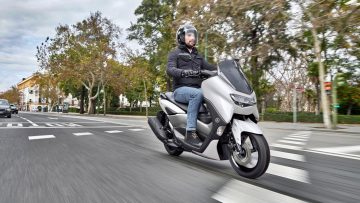 Scooter Yamaha NMAX 125 en acción, destacando sus líneas modernas y compactas