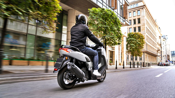 Vista dinámica del Yamaha NMAX 125 en entorno urbano, destacando su diseño ágil.