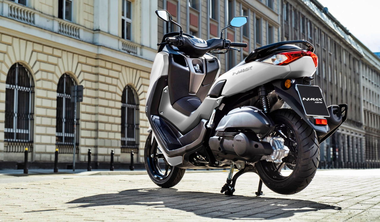 Vista lateral del Yamaha NMAX 125, destacando su diseño ágil para la ciudad.