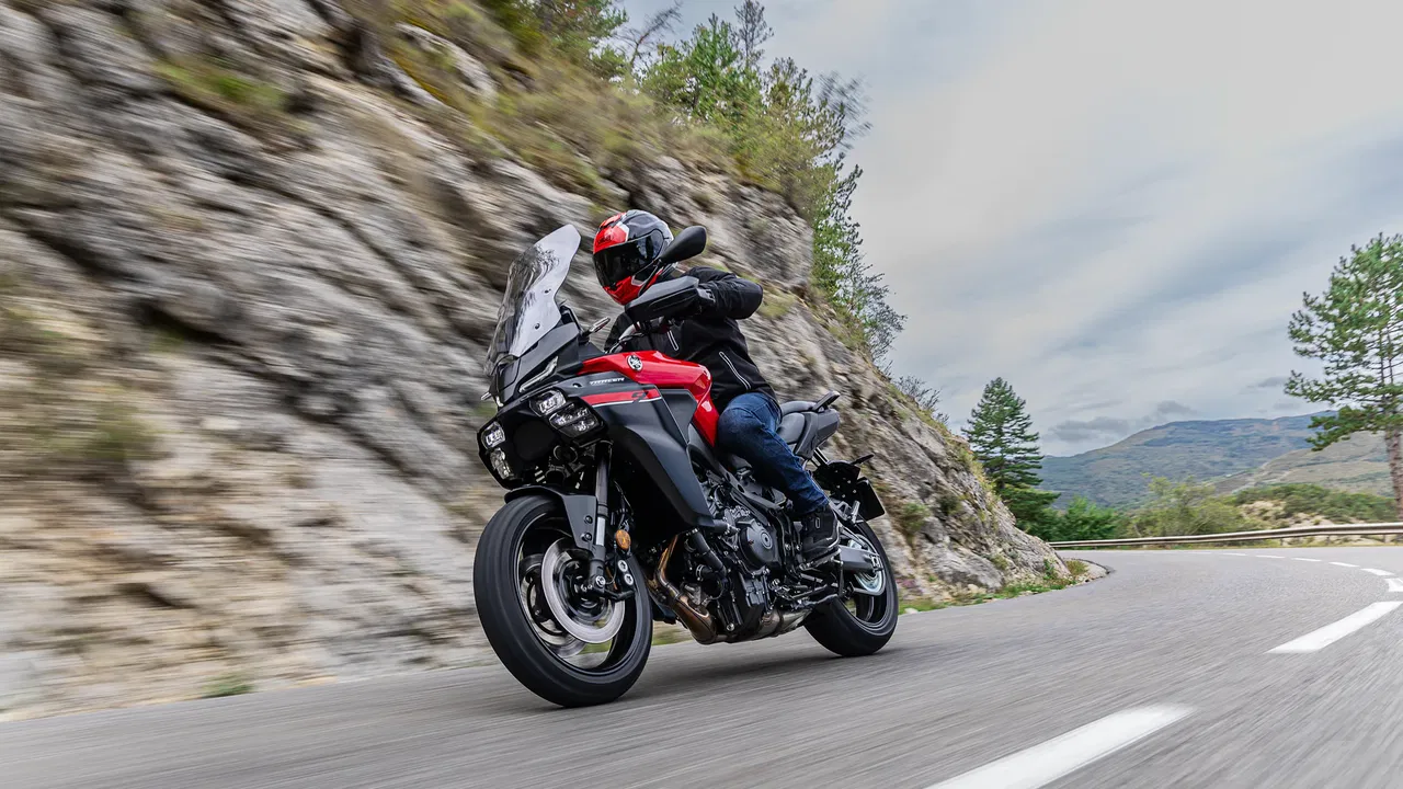 La Yamaha Tracer 9 despliega su silueta deportiva y ergonomía refinada en carretera.