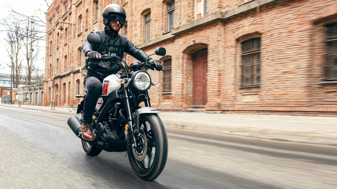 Yamaha XSR 125 en acción, ícono de robustez y estilo retro.