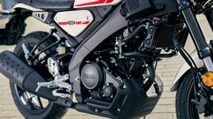 Yamaha XSR 125, equilibrio entre estilo retro y rendimiento moderno, ideal para el aprendizaje.