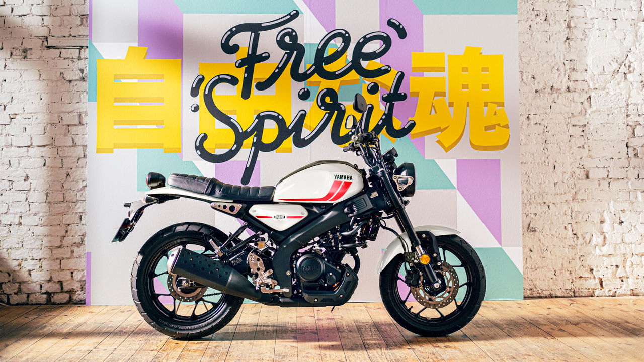 Radiante Yamaha XSR 125, estilo retro, perfecta para principiantes, económica en consumo.