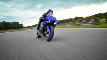 La Yamaha YZF1000R1 2024 rodando a pleno rendimiento, deportividad y estilo japonés