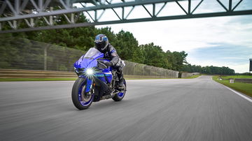 La Yamaha YZF1000R1 2024 se luce en pista, diseño y rendimiento al límite.