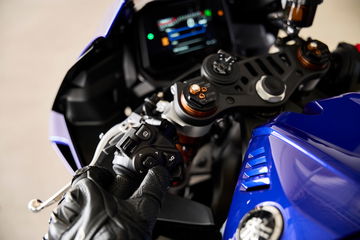 La Yamaha R9 exhibe líneas agresivas y acabados de alta calidad.