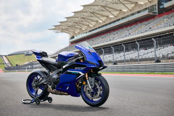 Vista lateral de la Yamaha YZF900 R9, con su diseño deportivo y colores icónicos.