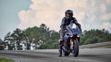 Vista dinámica Yamaha YZF900 R9, elegancia y potencia en conjunto