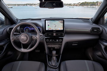 Vista del puesto de conducción del Yaris Cross Hybrid con acabados modernos y ergonómicos.