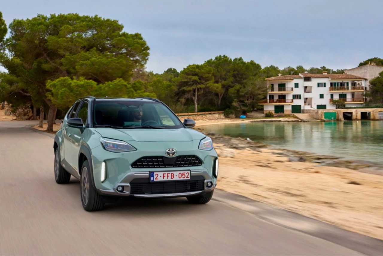 Toyota Yaris Cross Hybrid en color Urban Khaki con entorno mallorquín.