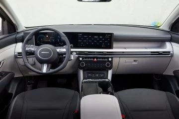 Vista del habitáculo delantero del Hyundai Tucson, diseño ergonómico y moderno.