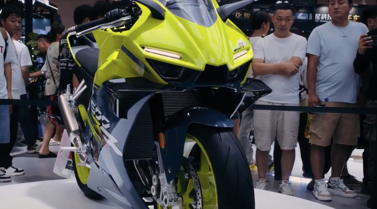 Vista angular de una moto deportiva, destacando su diseño aerodinámico y color llamativo.