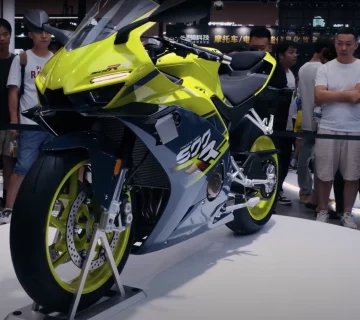 Nueva ZXJC-500RR, lateral que desvela diseño agresivo y prestaciones deportivas.