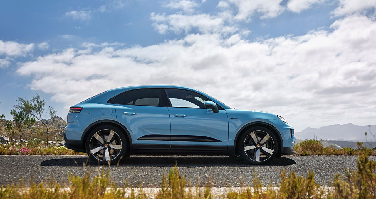 El Porsche Macan combina elegancia y deportividad en su diseño lateral. 