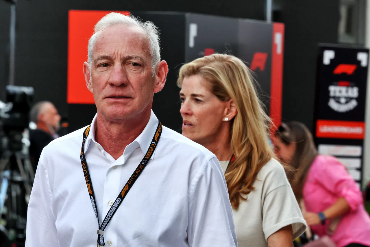 Greg Maffei abandona Liberty Media, impactando el futuro de la F1.