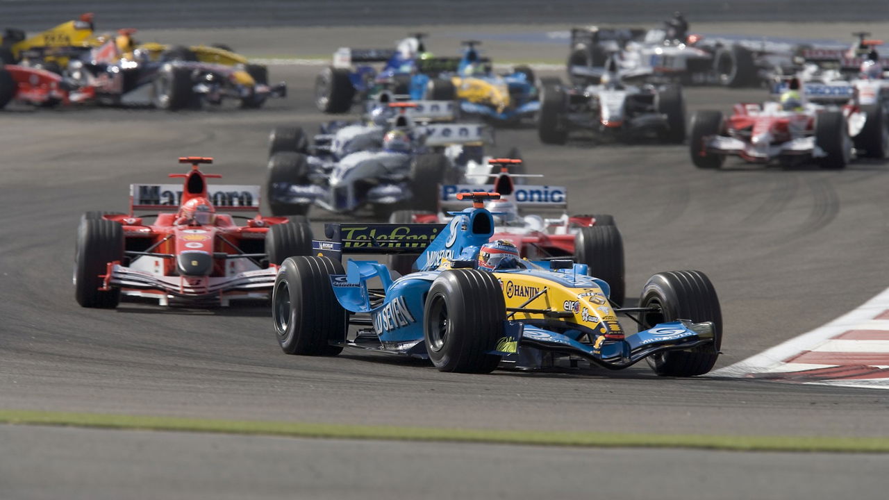 Fernando Alonso lidera la carrera en su Renault, mostrando su destreza.