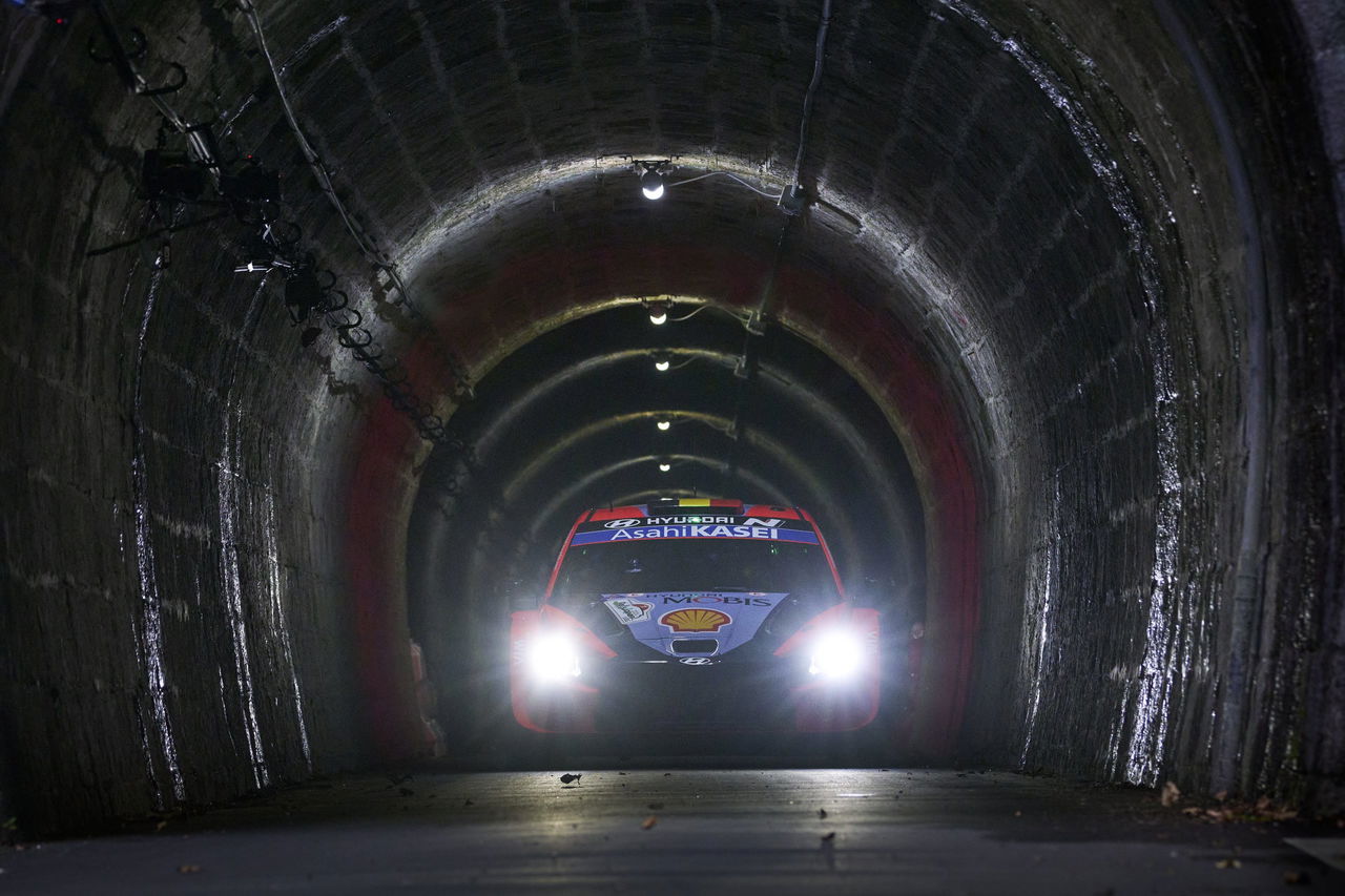 El coche emergiendo del túnel muestra un diseño agresivo y llamativo.