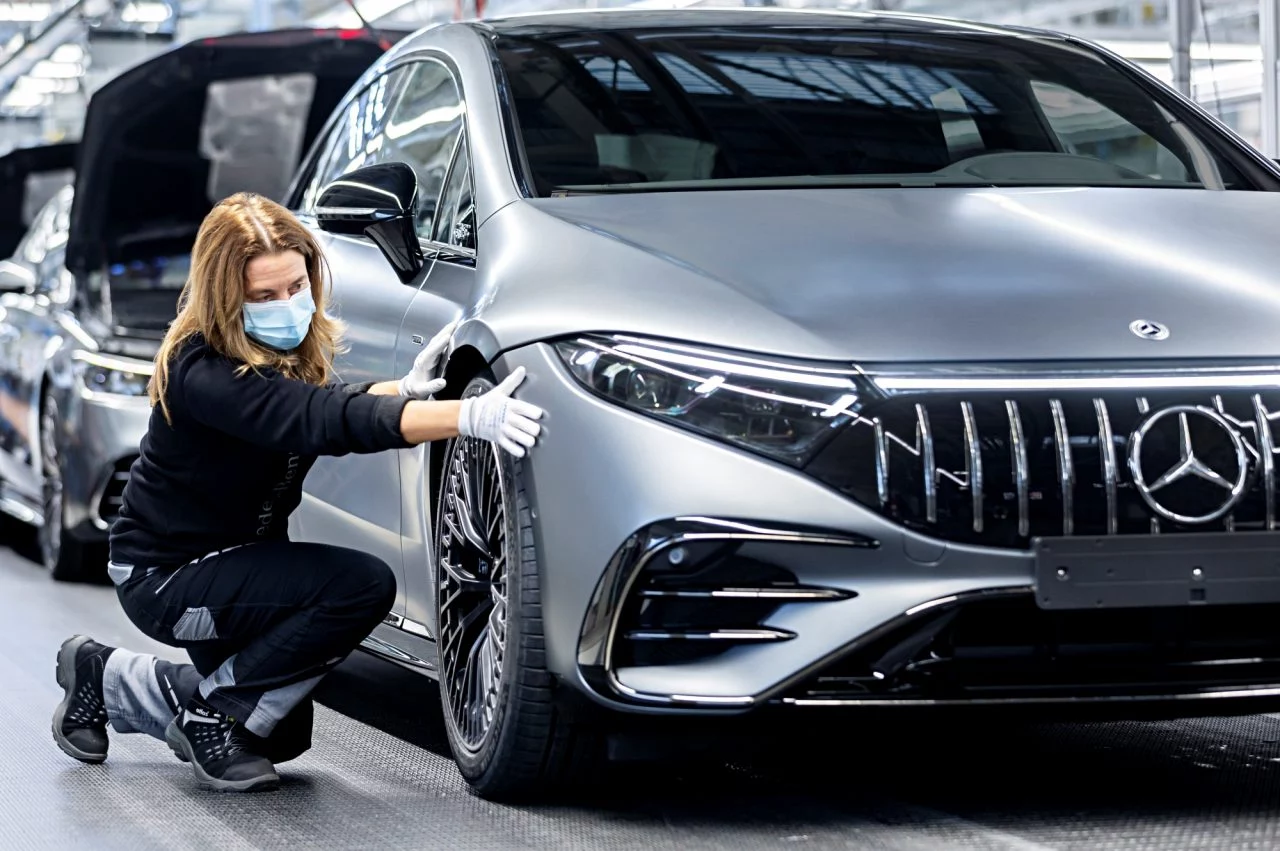 Una operaria ajusta el frontal de un nuevo modelo de Mercedes.