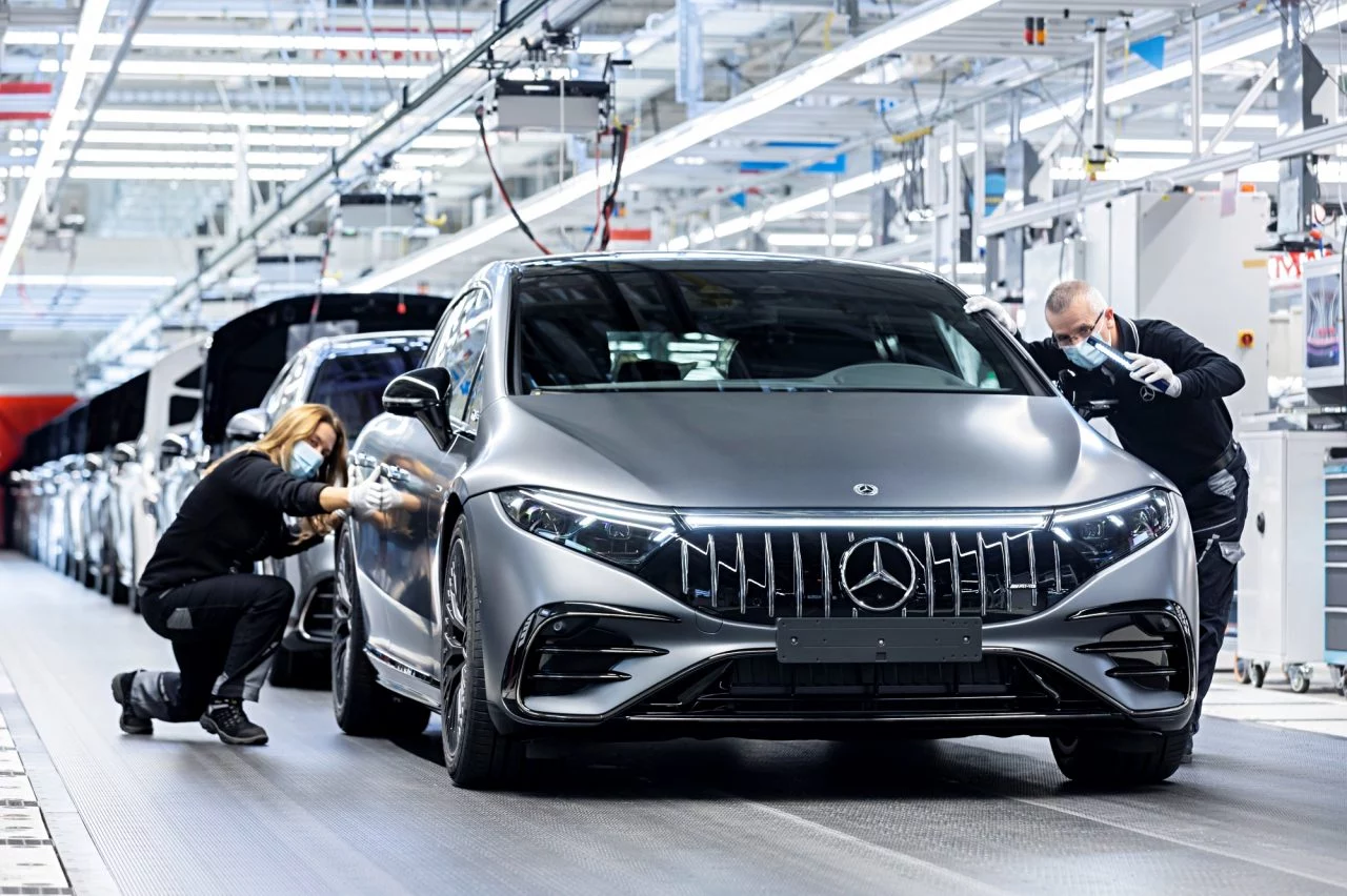 El SUV eléctrico de Mercedes en proceso de ensamblaje, destacando su sofisticado diseño.