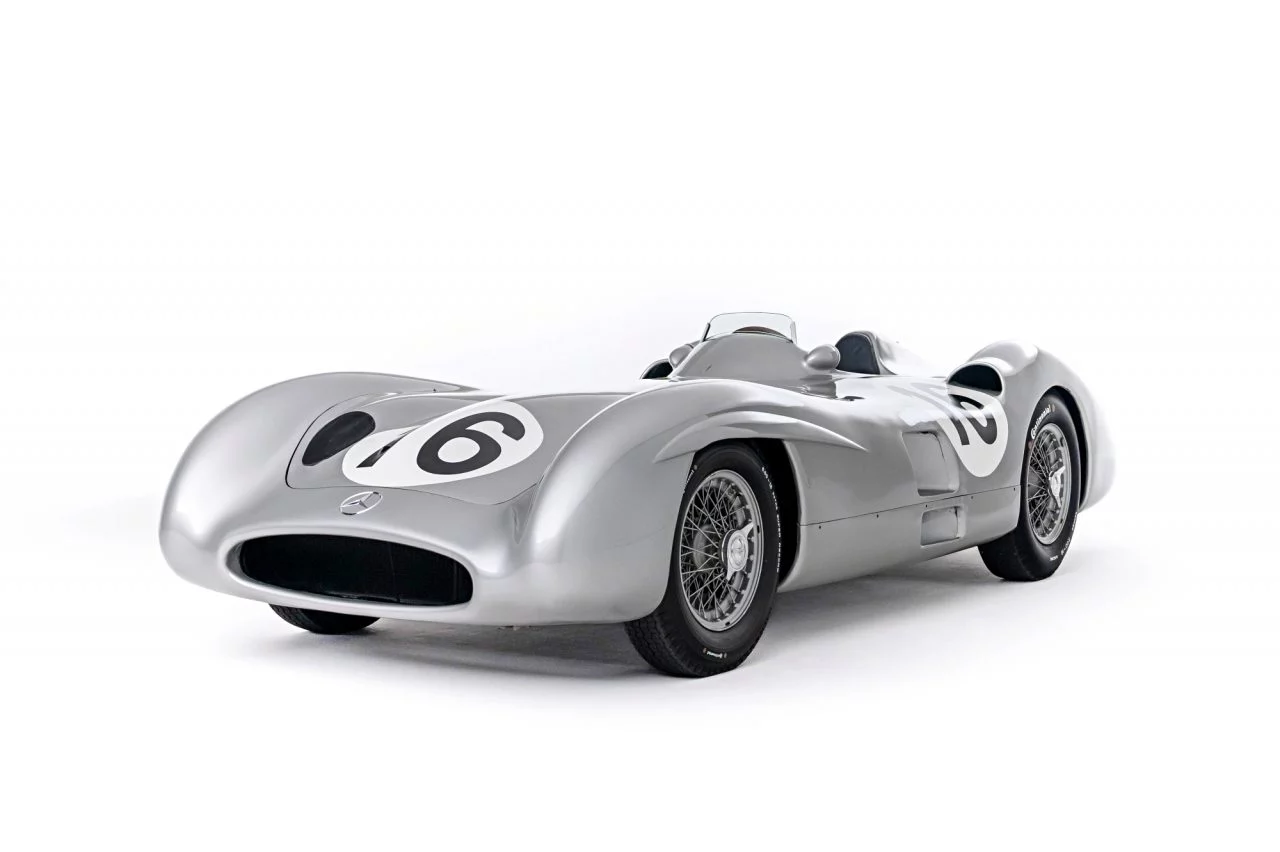 El icónico Mercedes W 196 R, un clásico de la Fórmula 1 con un diseño aerodinámico excepcional.