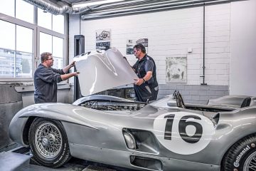 Mercedes W 196 R en plena restauración, mostrando su icónico diseño.