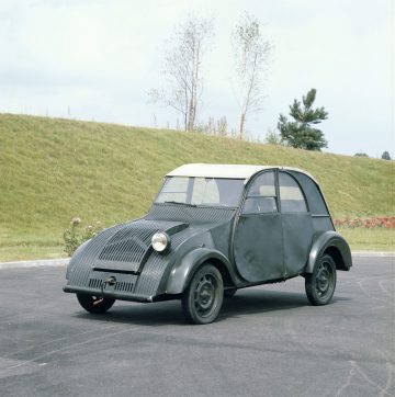 El prototipo del Citroën 2CV, un diseño emblemático que revolucionó la movilidad.