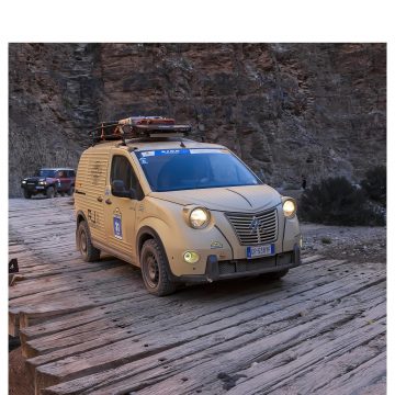 Furgoneta Caselani al más puro estilo 2CV, ideal para aventuras todoterreno.