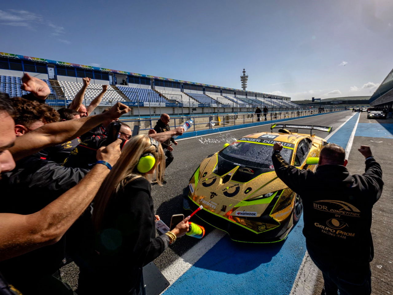 Un emocionante momento en las pistas, donde se celebra la competición intensa entre Ferrari y Lamborghini.