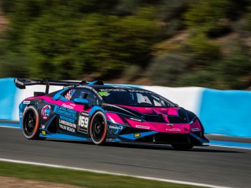 Lamborghini compitiendo en un circuito, destacando su aerodinámica y agresividad.