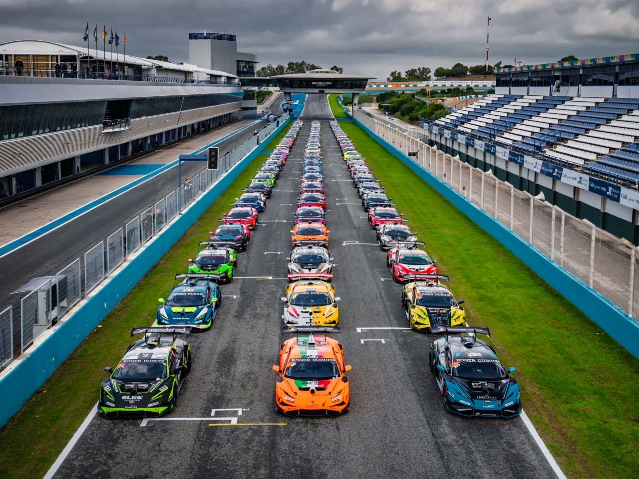 Vista panorámica de una parrilla de coches listos para la competencia, mostrando la variedad de diseño.