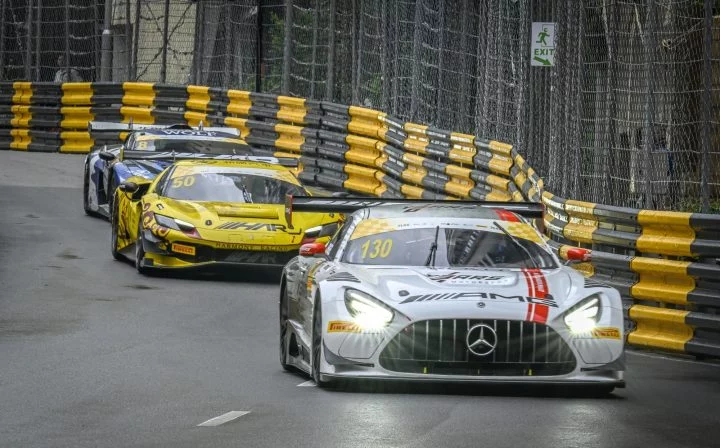 Mercedes compite en el circuito de Macao, mostrando su agilidad en carrera.