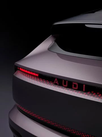 Vista trasera del primer Audi sin los cuatro aros, con luces LED distintivas.