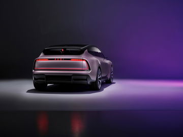 Vista trasera del primer AUDI sin los cuatro aros, un diseño futurista