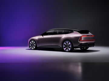 Primera vista lateral del Audi E-Concept, una fusión futurista de diseño y tecnología.