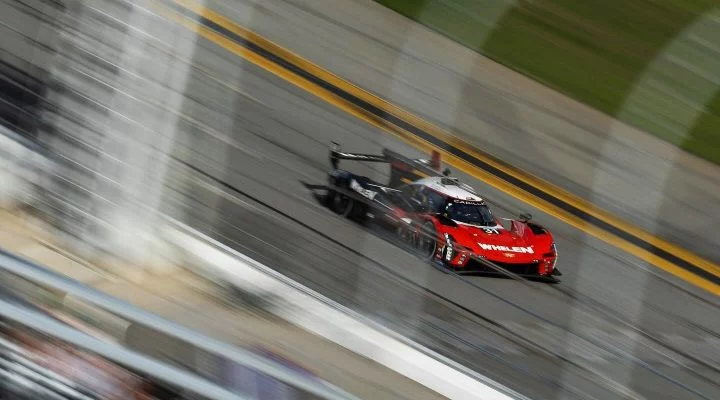 El Cadillac V-Series R de Action Express acelera en Daytona, mostrando su dominio en pista.