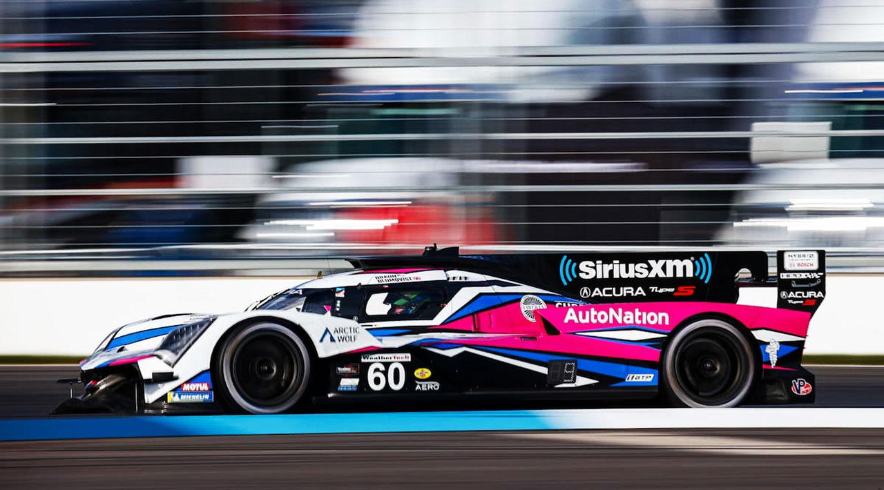 Acura ARX-06 de Meyer Shank Racing en acción durante la competición.