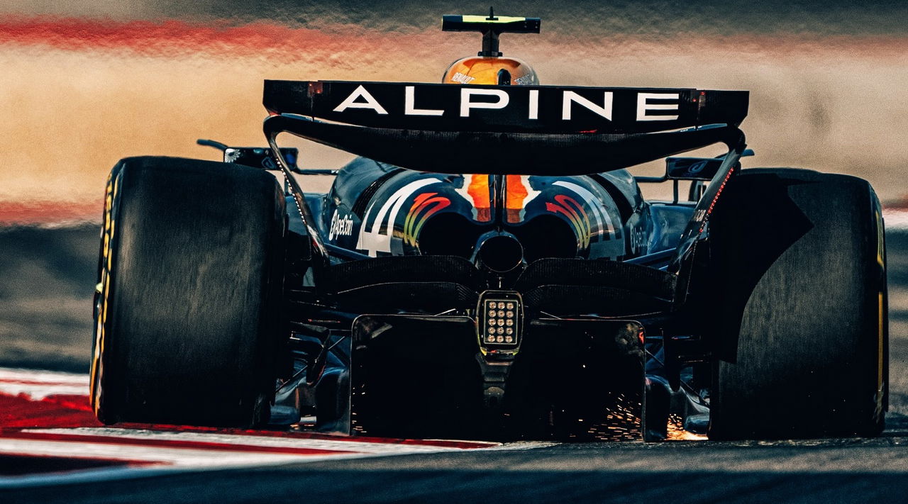 Alpine en la pista del Circuito de las Américas mostrando su diseño aerodinámico.