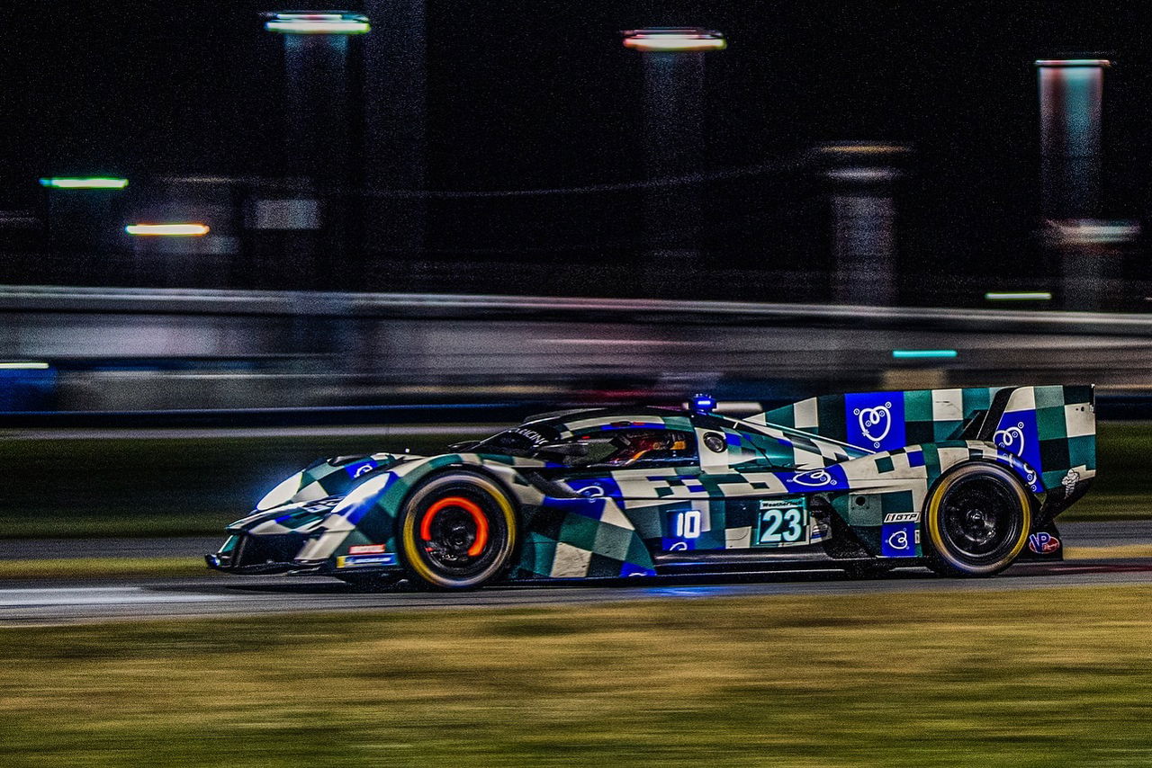 El Aston Martin Valkyrie AMR-LMH rodando de noche en unas pruebas dinámicas. 