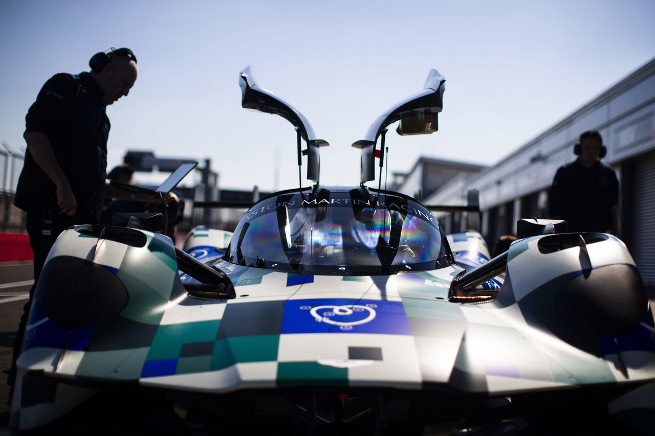 El Aston Martin Valkyrie AMR-LMH destaca por su agresivo diseño y detalles aerodinámicos.