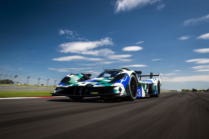 El Aston Martin Valkyrie AMR-LMH muestra su aerodinámica y diseño agresivo en pista.