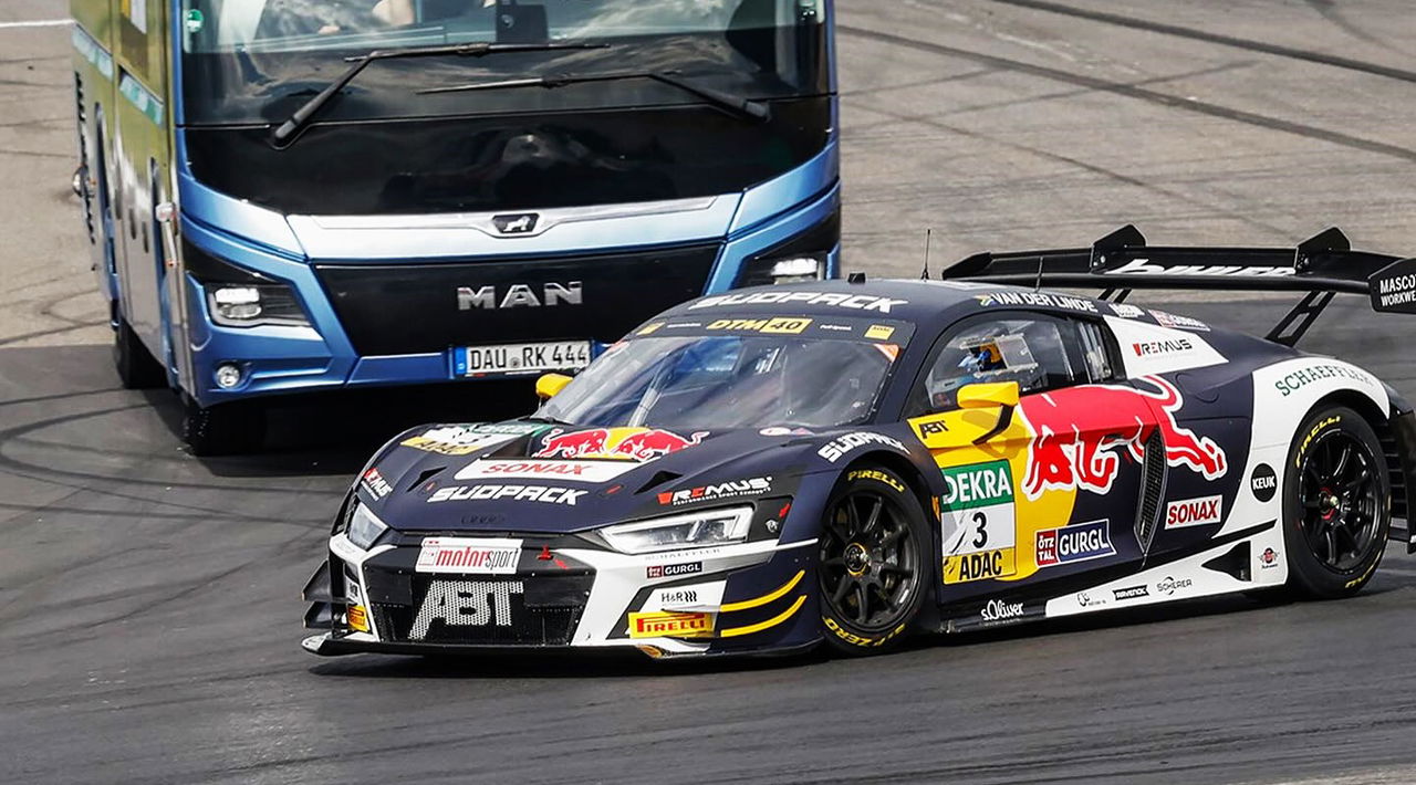 Audi R8 LMS Evo 2 en la competición DTM, destaca su aerodinámica refinada.