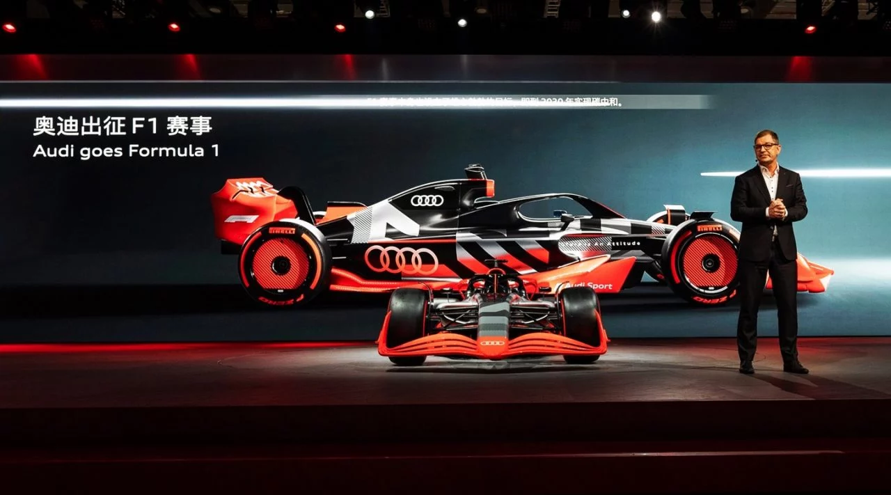 Presentación del nuevo coche de F1 de Audi, destacando su diseño aerodinámico.